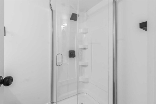 631 58 Street Se, Calgary, AB - Indoor Photo Showing Bathroom