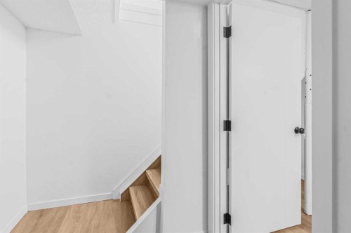631 58 Street Se, Calgary, AB - Indoor Photo Showing Other Room