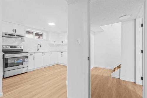 631 58 Street Se, Calgary, AB - Indoor Photo Showing Kitchen