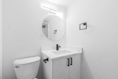 631 58 Street Se, Calgary, AB - Indoor Photo Showing Bathroom