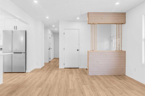 631 58 Street Se, Calgary, AB - Indoor Photo Showing Other Room