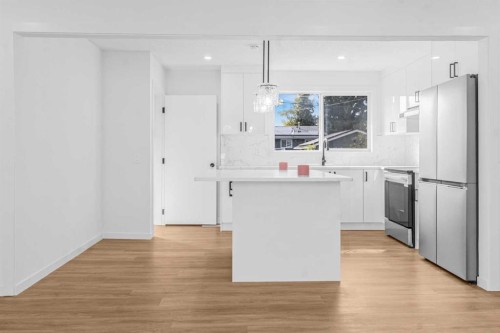 631 58 Street Se, Calgary, AB - Indoor Photo Showing Kitchen