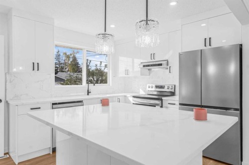 631 58 Street Se, Calgary, AB - Indoor Photo Showing Kitchen With Stainless Steel Kitchen With Upgraded Kitchen
