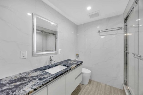 11 Selkirk Drive Sw, Calgary, AB - Indoor Photo Showing Bathroom