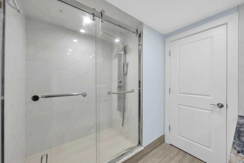 11 Selkirk Drive Sw, Calgary, AB - Indoor Photo Showing Bathroom