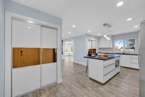 11 Selkirk Drive Sw, Calgary, AB - Indoor Photo Showing Kitchen