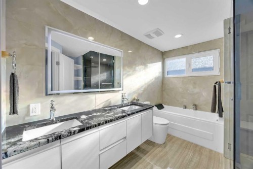 11 Selkirk Drive Sw, Calgary, AB - Indoor Photo Showing Bathroom
