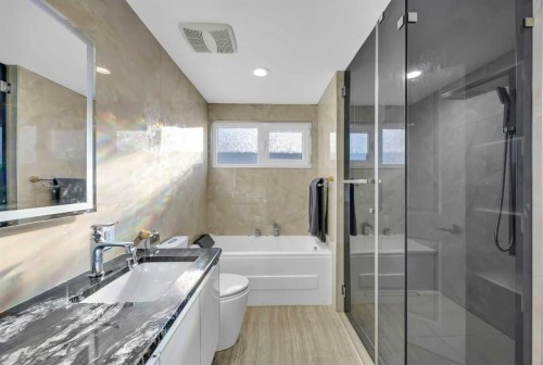 11 Selkirk Drive Sw, Calgary, AB - Indoor Photo Showing Bathroom