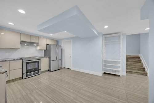 11 Selkirk Drive Sw, Calgary, AB - Indoor Photo Showing Kitchen