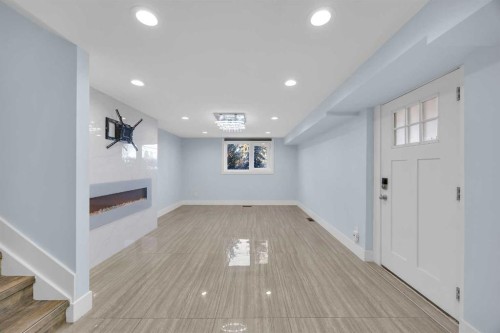 11 Selkirk Drive Sw, Calgary, AB - Indoor Photo Showing Other Room