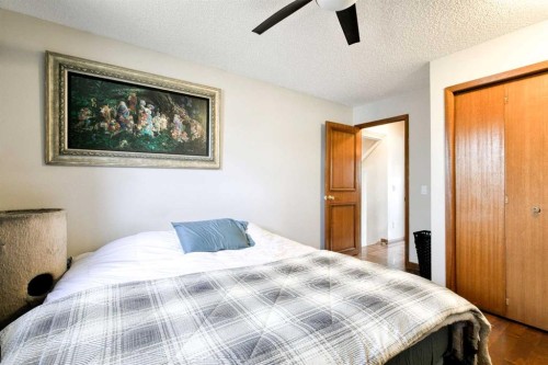 278 Shawnessy Drive Sw, Calgary, AB - Indoor Photo Showing Bedroom