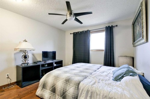 278 Shawnessy Drive Sw, Calgary, AB - Indoor Photo Showing Bedroom