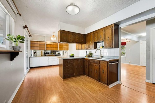 1048 39 Avenue Nw, Calgary, AB - Indoor Photo Showing Kitchen