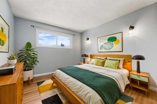 1048 39 Avenue Nw, Calgary, AB - Indoor Photo Showing Bedroom