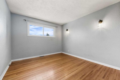 1048 39 Avenue Nw, Calgary, AB - Indoor Photo Showing Other Room