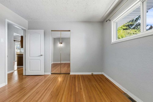 1048 39 Avenue Nw, Calgary, AB - Indoor Photo Showing Other Room