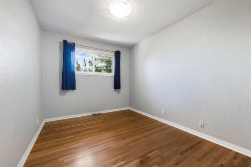 1048 39 Avenue Nw, Calgary, AB - Indoor Photo Showing Other Room
