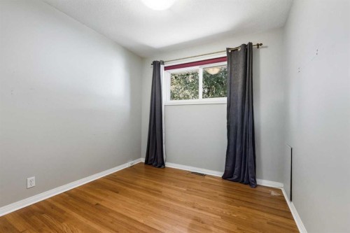 1048 39 Avenue Nw, Calgary, AB - Indoor Photo Showing Other Room
