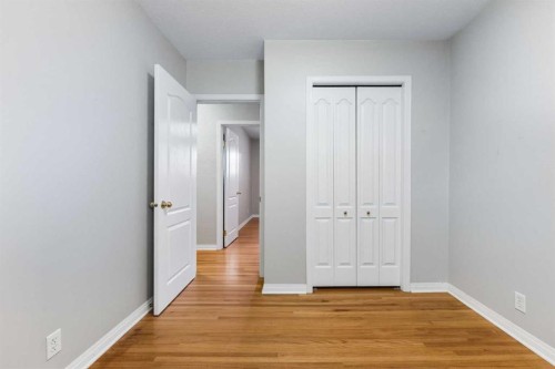 1048 39 Avenue Nw, Calgary, AB - Indoor Photo Showing Other Room