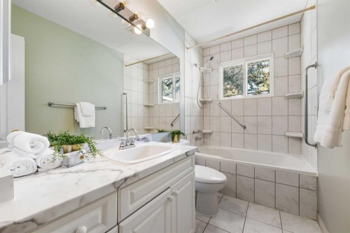 1048 39 Avenue Nw, Calgary, AB - Indoor Photo Showing Bathroom