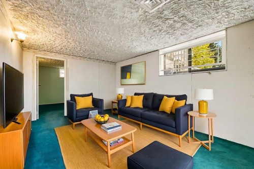 1048 39 Avenue Nw, Calgary, AB - Indoor Photo Showing Living Room