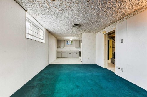 1048 39 Avenue Nw, Calgary, AB - Indoor Photo Showing Other Room