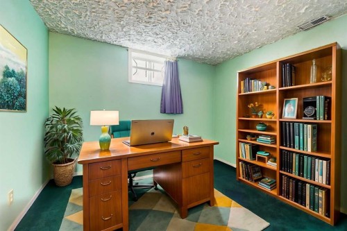 1048 39 Avenue Nw, Calgary, AB - Indoor Photo Showing Office