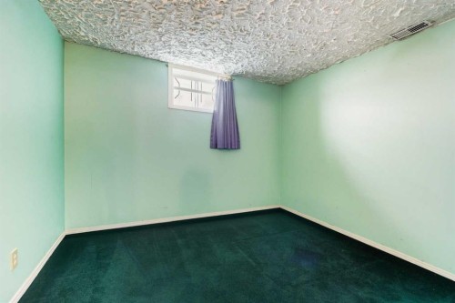 1048 39 Avenue Nw, Calgary, AB - Indoor Photo Showing Other Room
