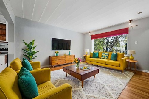 1048 39 Avenue Nw, Calgary, AB - Indoor Photo Showing Living Room