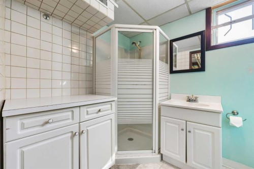 1048 39 Avenue Nw, Calgary, AB - Indoor Photo Showing Bathroom