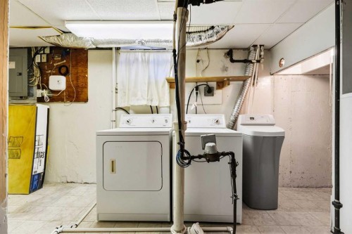 1048 39 Avenue Nw, Calgary, AB - Indoor Photo Showing Laundry Room