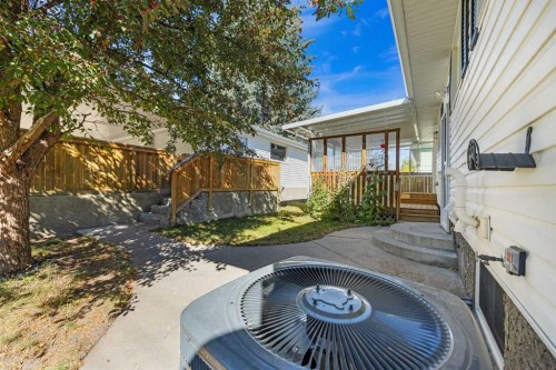 1048 39 Avenue Nw, Calgary, AB - Outdoor