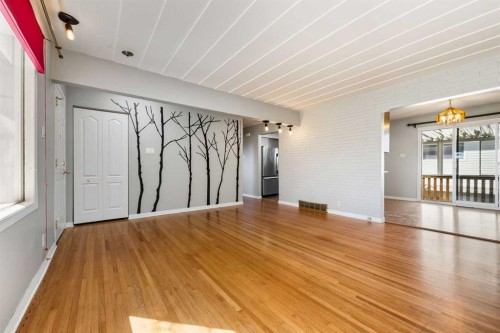 1048 39 Avenue Nw, Calgary, AB - Indoor Photo Showing Other Room