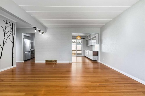 1048 39 Avenue Nw, Calgary, AB - Indoor Photo Showing Other Room