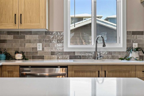 142 Highview Gate Se, Airdrie, AB - Indoor Photo Showing Kitchen With Double Sink
