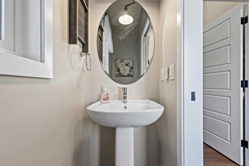 142 Highview Gate Se, Airdrie, AB - Indoor Photo Showing Bathroom