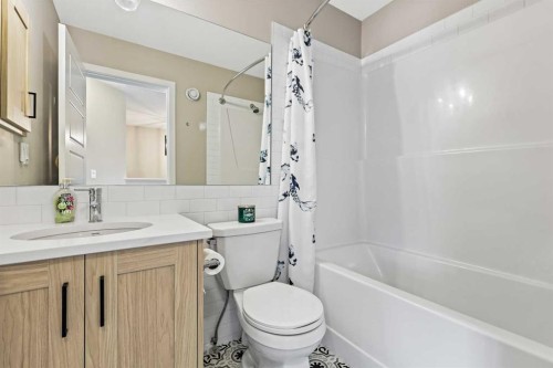 142 Highview Gate Se, Airdrie, AB - Indoor Photo Showing Bathroom