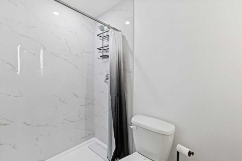 142 Highview Gate Se, Airdrie, AB - Indoor Photo Showing Bathroom