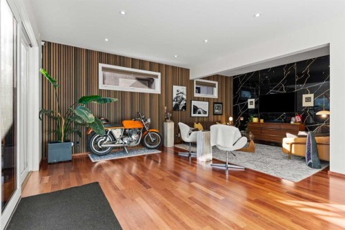 4712 Elbow Drive Sw, Calgary, AB - Indoor Photo Showing Other Room