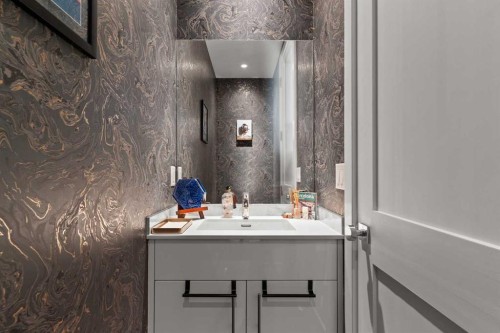 4712 Elbow Drive Sw, Calgary, AB - Indoor Photo Showing Bathroom