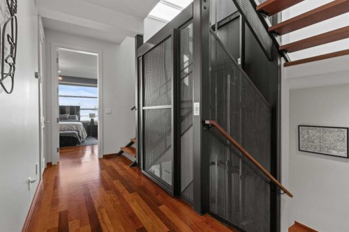 4712 Elbow Drive Sw, Calgary, AB - Indoor Photo Showing Other Room