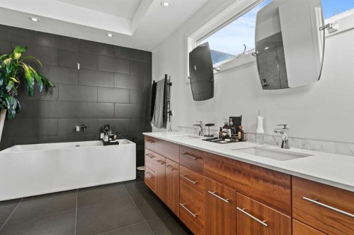 4712 Elbow Drive Sw, Calgary, AB - Indoor Photo Showing Bathroom
