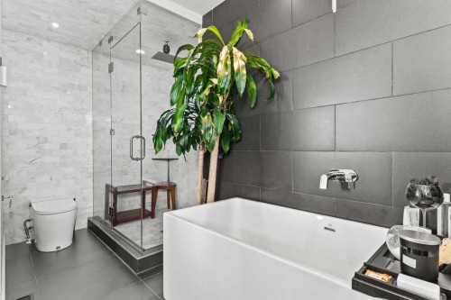 4712 Elbow Drive Sw, Calgary, AB - Indoor Photo Showing Bathroom