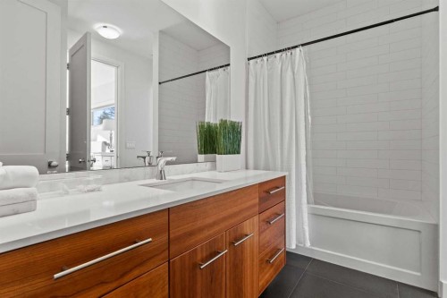4712 Elbow Drive Sw, Calgary, AB - Indoor Photo Showing Bathroom