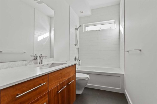 4712 Elbow Drive Sw, Calgary, AB - Indoor Photo Showing Bathroom