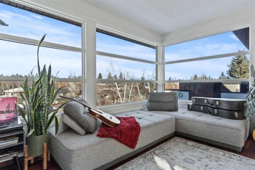 4712 Elbow Drive Sw, Calgary, AB - Indoor Photo Showing Living Room