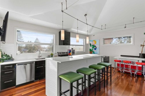 4712 Elbow Drive Sw, Calgary, AB - Indoor Photo Showing Kitchen With Upgraded Kitchen