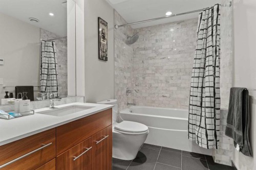 4712 Elbow Drive Sw, Calgary, AB - Indoor Photo Showing Bathroom