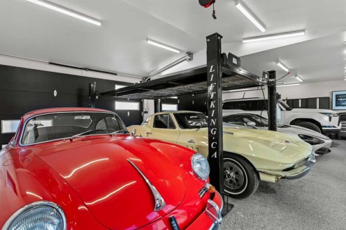 4712 Elbow Drive Sw, Calgary, AB - Indoor Photo Showing Garage