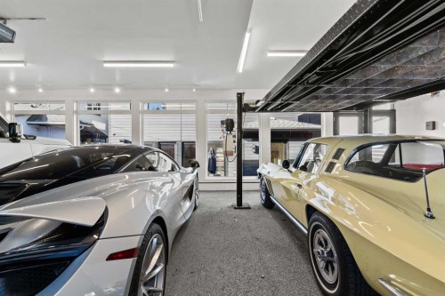 4712 Elbow Drive Sw, Calgary, AB - Indoor Photo Showing Garage